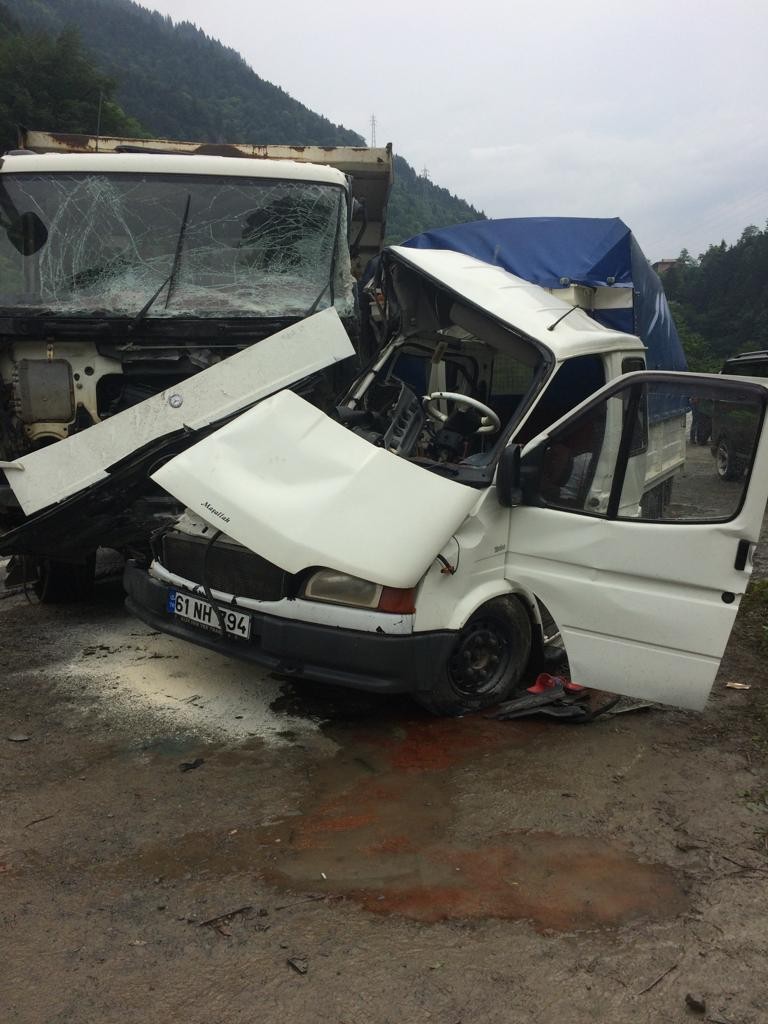 Trabzon Dernekpazarı'nda kaza: 1’i ağır 2 yaralı