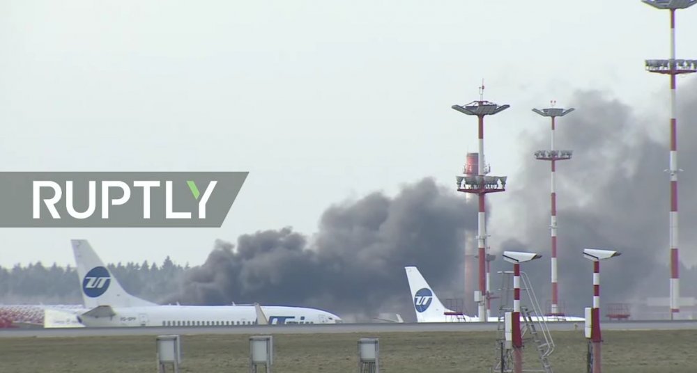 Moskova'da havalimanında korkutan duman! 