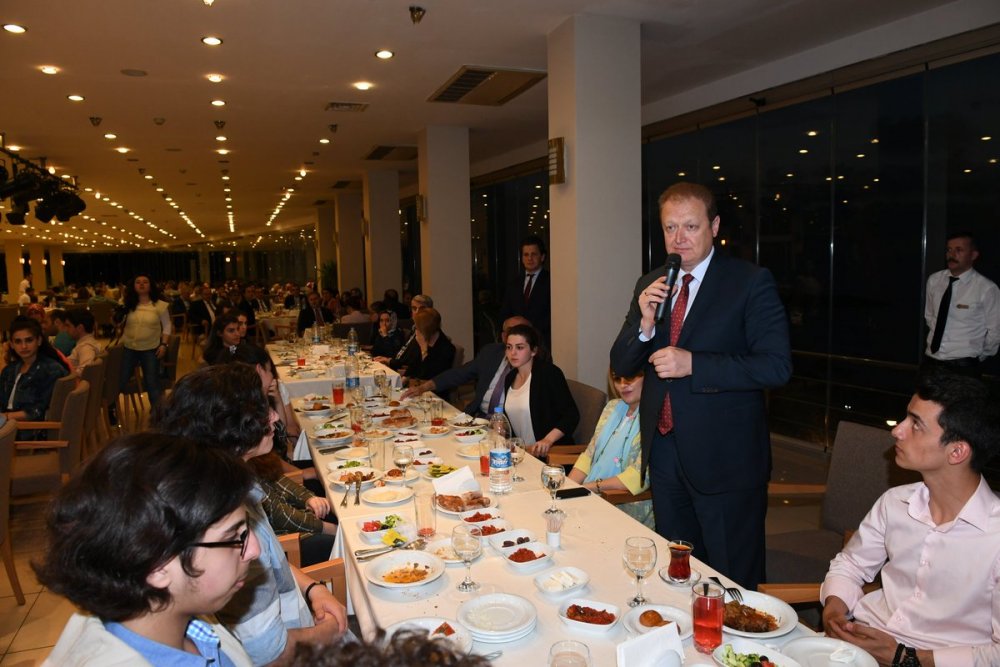 Vali Yavuz, başarılı öğrencilerle iftar yaptı