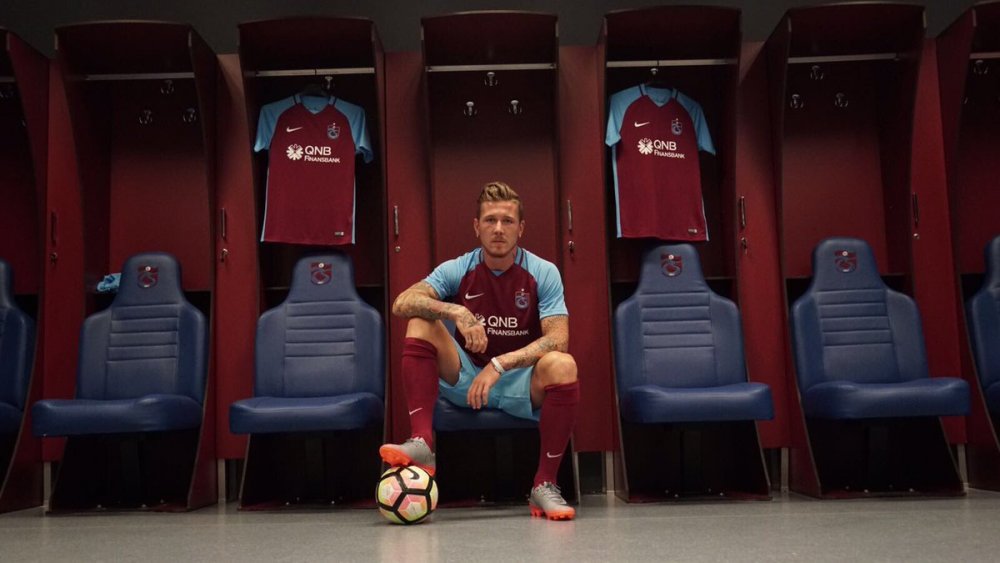 Trabzonspor'un yeni formasını Kucka tanıttı