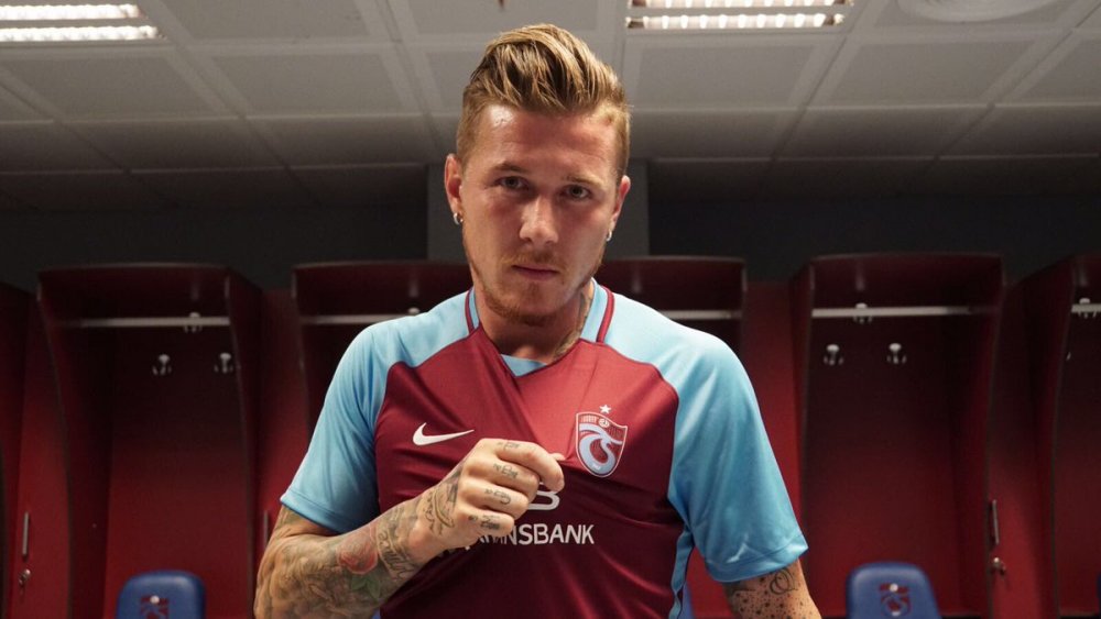 Trabzonspor'un yeni formasını Kucka tanıttı