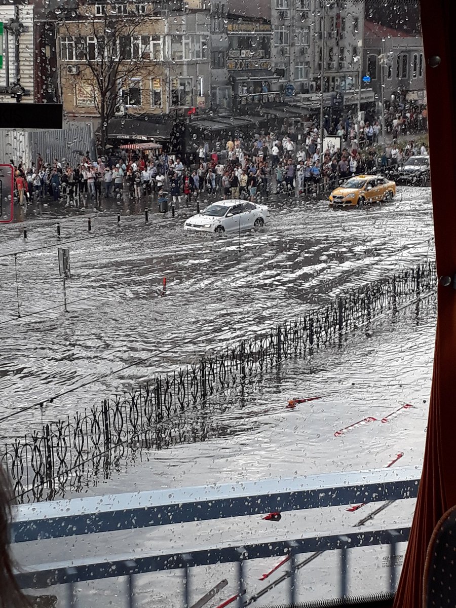 İstanbul'da fırtına kabusu! Cevizden büyük dolu yağdı