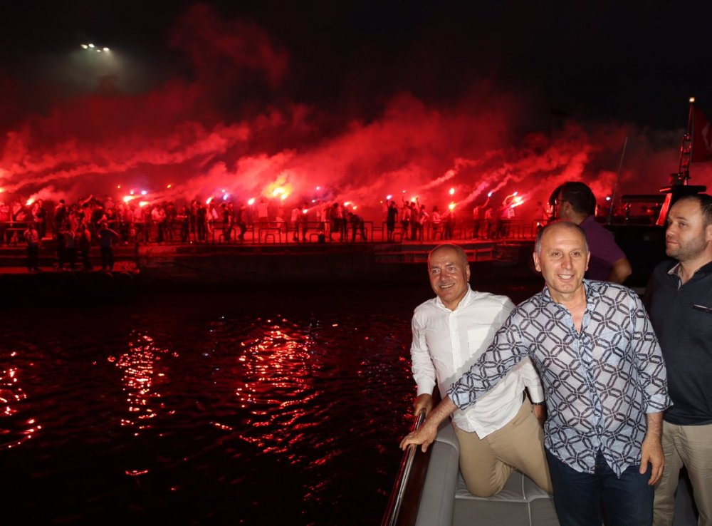 Trabzonspor taraftarlarından İstanbul'da meşale şov