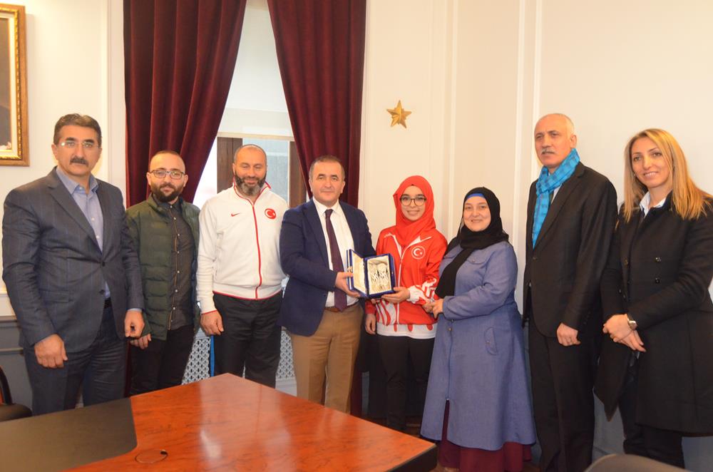 Trabzonlu şampiyon Karateciye ödül