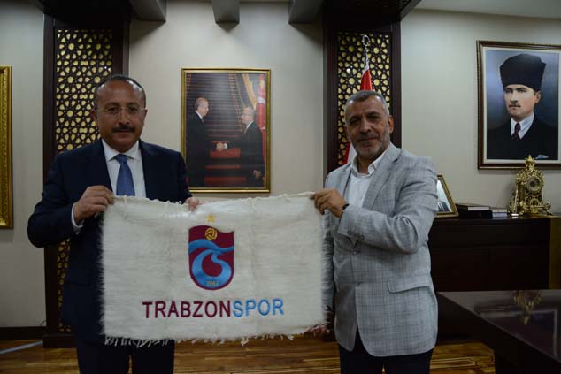 Vali Atik'ten Trabzonspor taraftarına forma