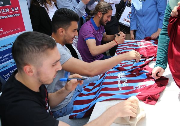 Trabzonspor'un gençleri taraftarla buluştu
