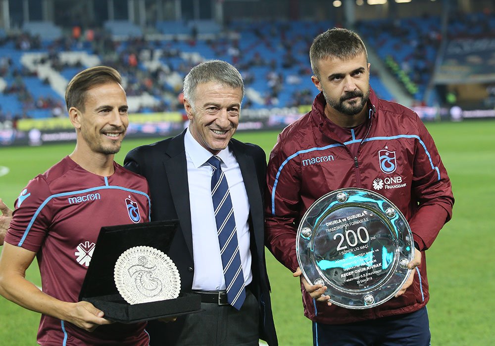Trabzonspor'dan Pereira ve Onur'a plaket
