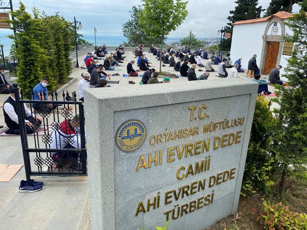 Trabzon’da sosyal mesafeli Cuma namazı