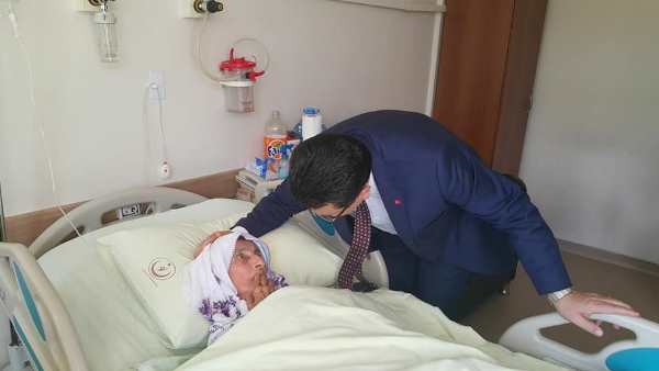 Genç, Arife Günü hastaları ziyaret etti