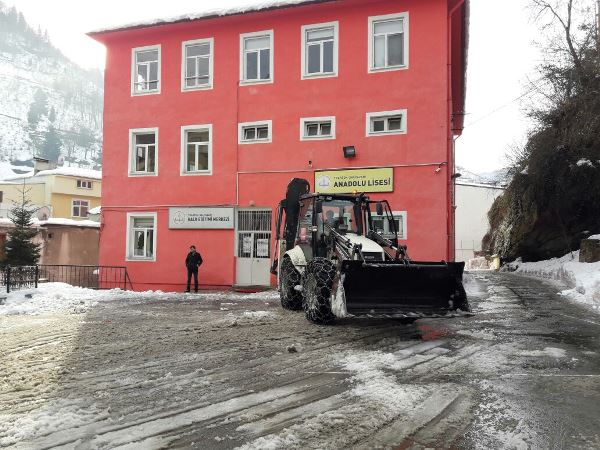 Trabzon Şalpazarı'nda okullar eğitim için temizlendi