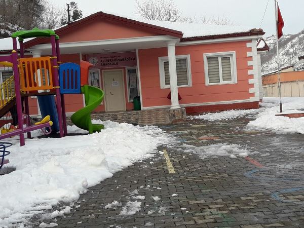 Trabzon Şalpazarı'nda okullar eğitim için temizlendi