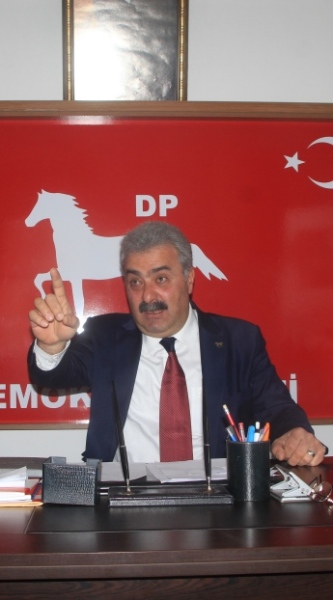 Demokrat Parti Trabzon Büyükşehir Belediye Başkan Adayı Ercan Şılbır, bugün saraydan yapılan hal yasasına sert tepki gösterdi.  Şılbır’ın açıklamalarının satır başlarında, HALLERİN TASVİYELERİ AMAÇLANIYOR! Şılbır, ‘’Cumhurbaşkanlığı sarayından yapılmış olan hal yasasıyla ilgili açıklama sadece hallerin hallerin tasfiyeleri amaçlanmıyor. Türkiye büyük bir karanlığa sürükleniyor! Sebze ve meyve satan marketlerin manavlarının, pazarcı esnafının tasfiye olması ile birlikte Türk tarımına vurulacak en son hançerdir! Bu yasadan ilgili bakanlıkların hiç mi haberi yok, hiç mi müdahale etmediler. Kendileri bir rant sağlayacak diye Türkiye tarımına bu darbe nasıl vurulur?! Yurt dışı basınlarında yayılan haberlerde Türkiye’de yapılacak olan 30 adet halin Yahudi firmalarına satıldığı bilgisine eriştik. Fabrikaları, taşımızı, toprağımızı sattınız sıra tarıma geldi! Bu ülke sizin babanızın malı değil, kanla alınmış topraklar, emek verilerek gelinmiş yerlerdir. Kimin malını kime peş keş çekiyorsunuz!’’ dedi. BU ÇALIŞMADAN VAZGEÇİN! Şılbır konuşmalarının devamında ‘’Türkiye’de yapılacak olan bu hamle sebze meyve ile iştigal eden ama çalışan, ama üreten, ama pazarlayan herkesin bertaraf edilmesi söz konusu olup danışmaların hatalı bilgilendirmesi üzerine yapılan bu çalışmadan ivedilikle vazgeçilmesi gerekmektedir!’’ dedi. HALKIMIZ GEREKEN CEVABI 31 MART’TA VERECEK! Şılbır hükümete sert tepki göstererek ‘’Bu yüce Türk milleti kör değil, ülkemize oynanan oyunları görüyor. Bizi, ülkemizi emperyalist güçlerin eline mahkum edemeyeceksiniz. Mevcut AKP hükümetine demokrasinin gereği olan sandıklarda gereken dersi halkım verecektir!’’ dedi. TOHUM YASALARI SON HAMLELERİ! Bugün açıklanan bu hal yasası, 31.10.2006 tarihinde yürürlüğe girmiş olan 5553 sayılı tohum yasasının en son hamlesi olacaktır diyen Başkan Adayı Şılbır, ‘’Bu hamlenin ne kadar vahim bir duruma bizleri sokacağı aşikardır. Bugün uluslararası 5 adet markete tanzim satışlarının devam ettirilecek olması en büyük emaresidir.’’ Dedi. Şılbır, ‘’Yarınları karanlık bir ülke haline getirilen bu toplum, ekmeğe ve aşa muhtaç edilerek güçsüz, takatsiz ve çaresiz bırakılmak üzere yapılan bir emperyalist oyunudur! Uyan ey Türkiye’m, uyan Ey Trabzon’um!’’  diyerek halkı bilinçlenmeye davet etti. TRABZON’DA PATATES EKİMİ YASAK! Hal yasasının bir ön çalışması olarak görülen patates ekimlerini dile getiren Şılbır, ‘’Şu an Türkiye genelinde patates ekiminin yasak olduğu 26 ilden bir tanesi de Trabzon’dur. Patates ekiminin yasak edilmesi de bu oyunların bir provasıdır.  GİDİN OYUNUZU KULLANIN ’Bu ülkeyi size yedirmeyiz, koltuk sevdası için sattırmayız!’’ Diyerek tepki gösteren Şılbır konuşmalarını sonlandırırken, ‘’Seçim arefesine girdiğimiz bugünlerde basın yayını tamamen satın almış olan bu hükümet halkımızın bu olumsuzlukları görmesini engelliyor, bir açıklama yapmıyorlar. Bunlara verilecek en güzel cevap sandıkta kullanacak olduğunuz oylardır, herkesi sandığa oy kullanmaya davet ediyorum. Gidin ve oyunuzu kullanın, tepkinizi gösterin, demokrasinin en güzel cevabı sandıktır!’’ dedi.