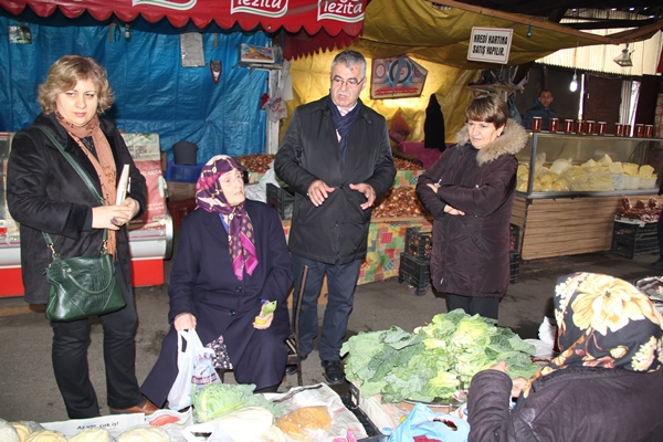 Trabzon'da CHP'den kadınlar pazarı esnafına destek