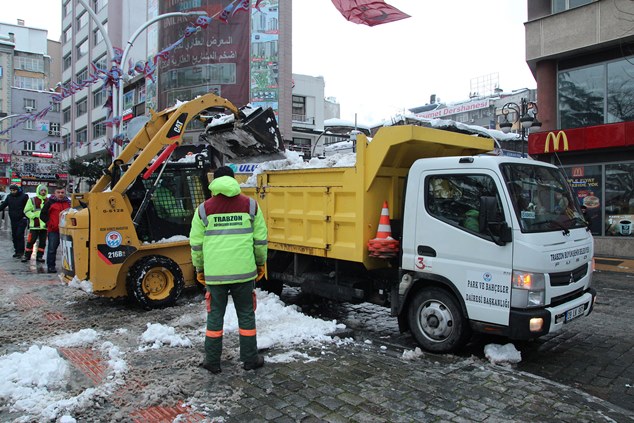 Trabzon'da kar mücadelesi sürüyor!