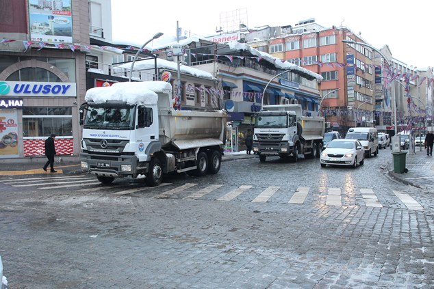 Trabzon'da kar mücadelesi sürüyor!