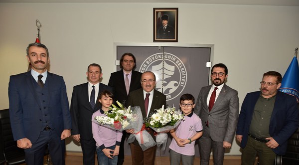 Başkan Gümrükçüoğlu, ilkokul öğrencilerini ağırladı