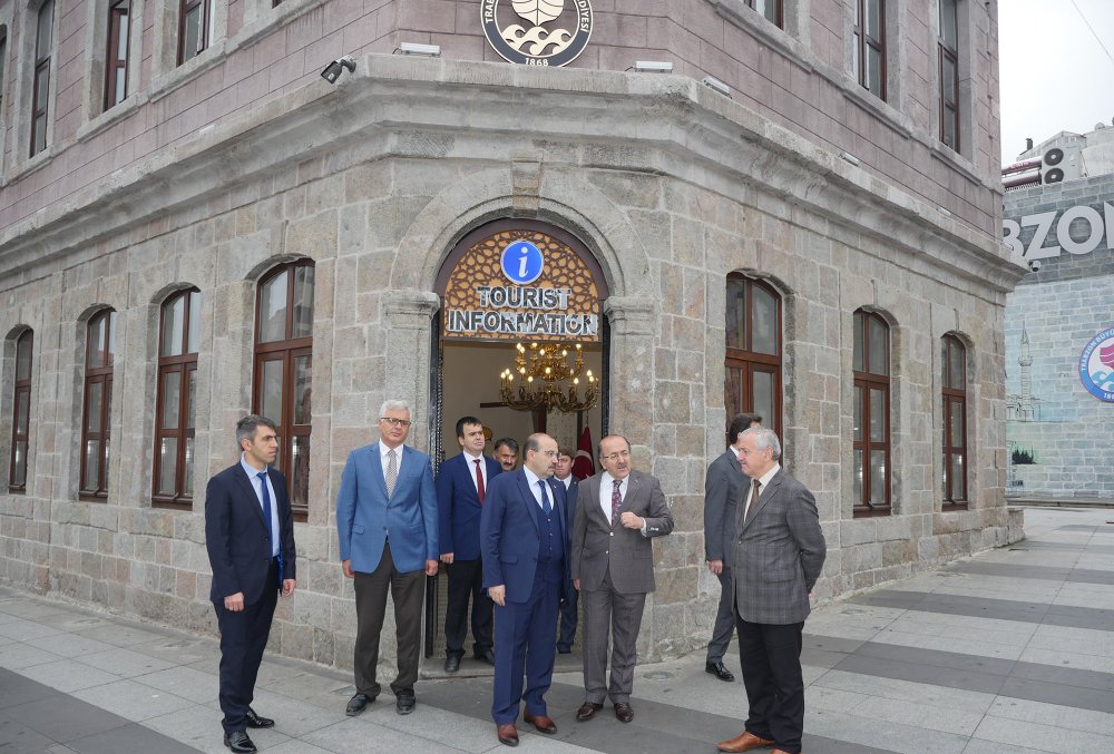 Vali Ustaoğlu, başkan Gümrükçüoğlu’nu tebrik etti 
