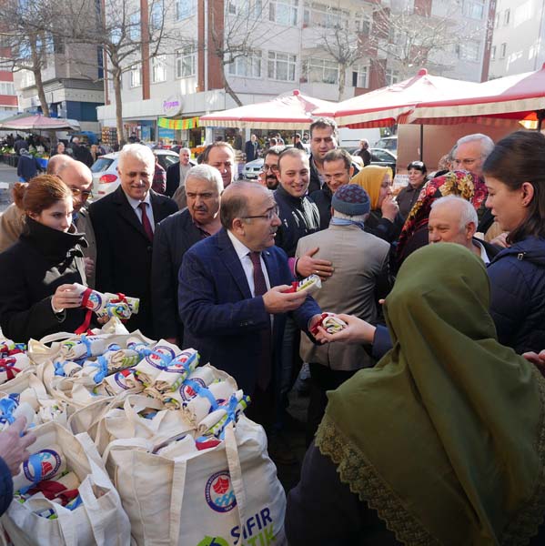 Başkan Gümrükçüoğlu pazara indi ve tek tek dağıttı