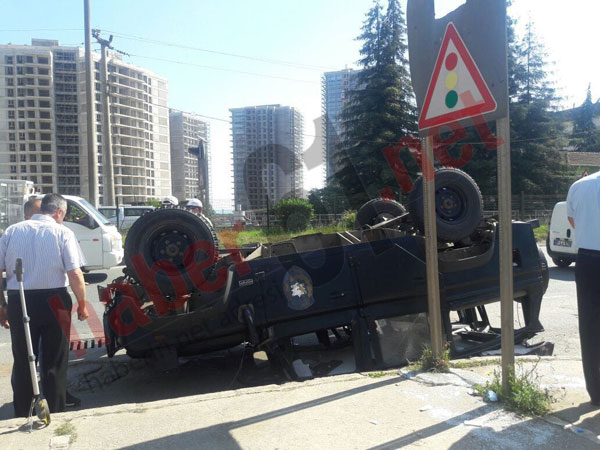 Trabzon'da polis aracı devrildi