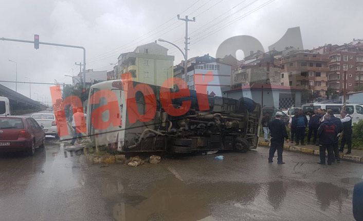 Trabzon'da korkutan kaza! Otobüs devrildi