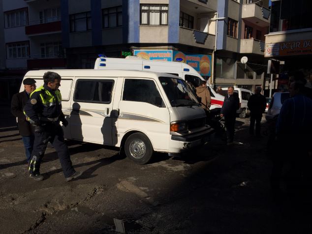 Trabzon'da minibüs motosiklete çarptı: 1 Yaralı