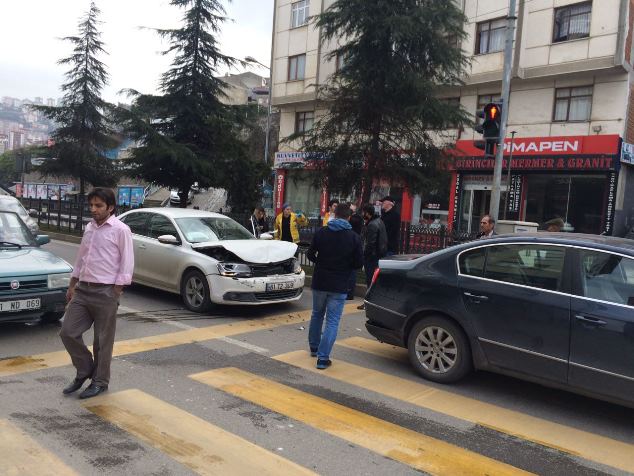 Trabzon’da kaza! Kırmızı ışıkta…