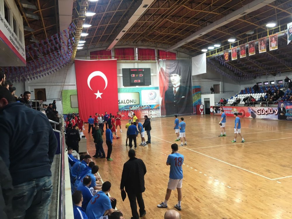 Trabzon'da hentbol maçında gerginlik