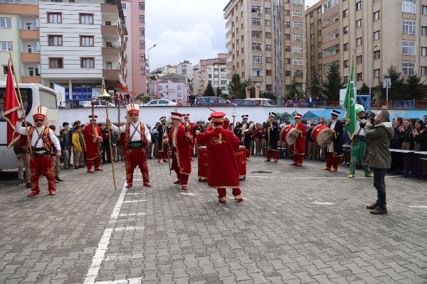 Trabzon’da öğrenciler Nevruz’u demir döverek kutladı