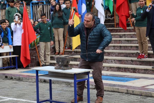 Trabzon’da öğrenciler Nevruz’u demir döverek kutladı