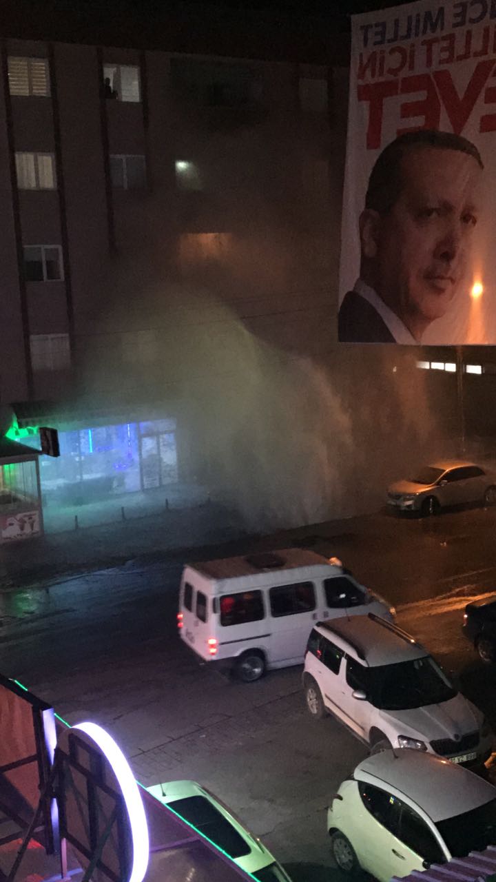 Trabzon’da patlayan su bina boyuna ulaştı