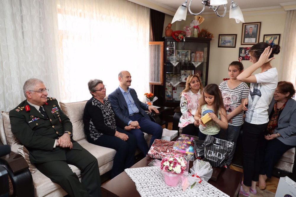 Bakan Soylu'dan Şehit ailesine ve gaziye ziyaret
