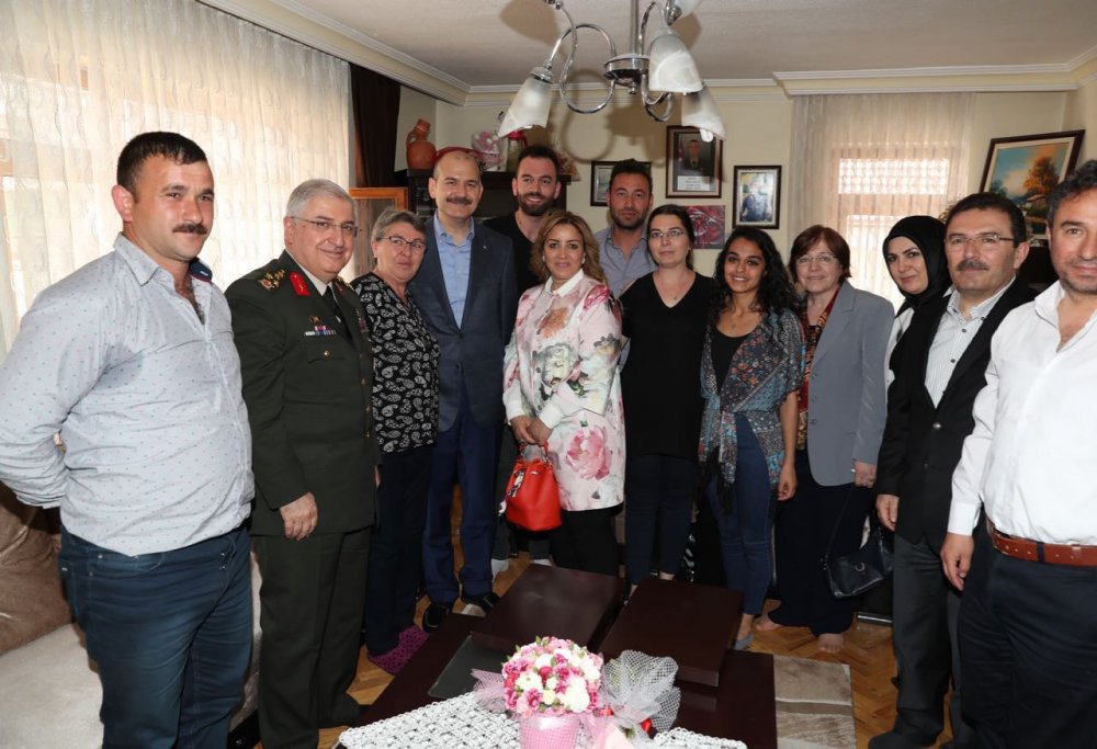Bakan Soylu'dan Şehit ailesine ve gaziye ziyaret