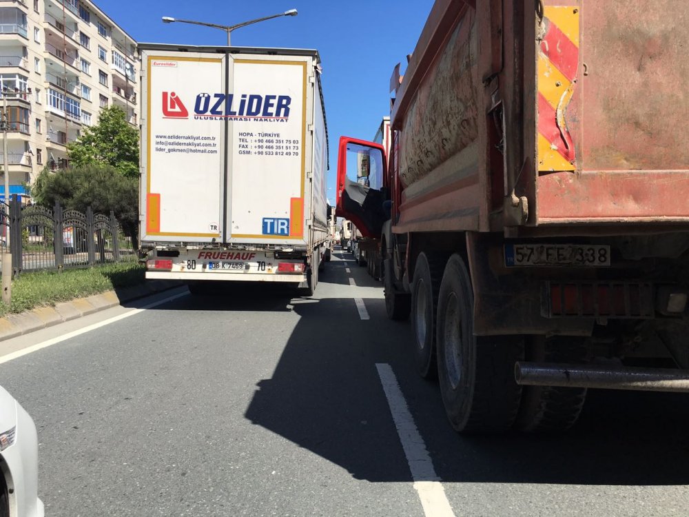 Trabzon’da trafik felç! Metrelerce kuyruk oluştu