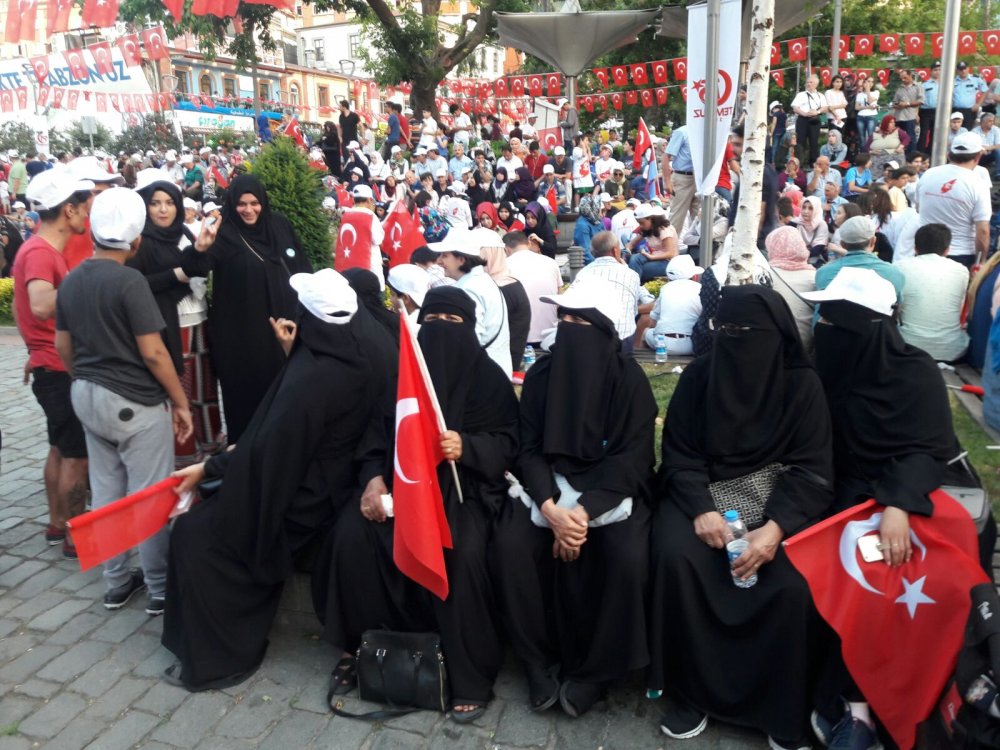 Trabzon'da demokrasi Nöbetinde dikkat çeken detay
