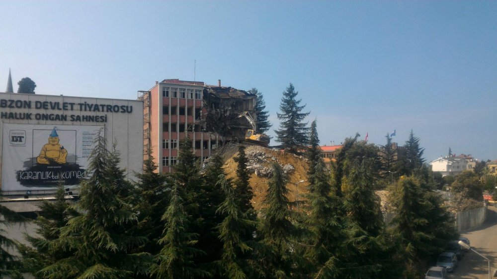 Trabzon'da eski SGK Binası yıkılıyor