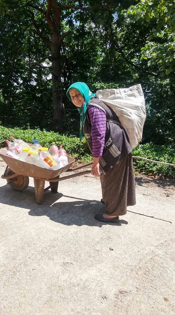 Cefakar Karadeniz kadını yağmur suyu biriktirerek su ihtiyacını karşılıyor