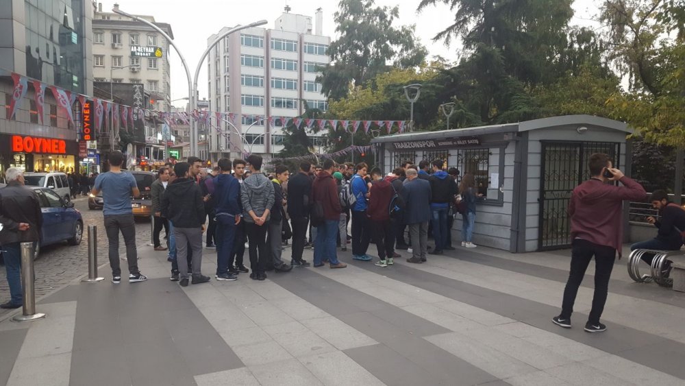 Trabzonspor taraftarı Galatasaray maçı bilet kuyruğunda