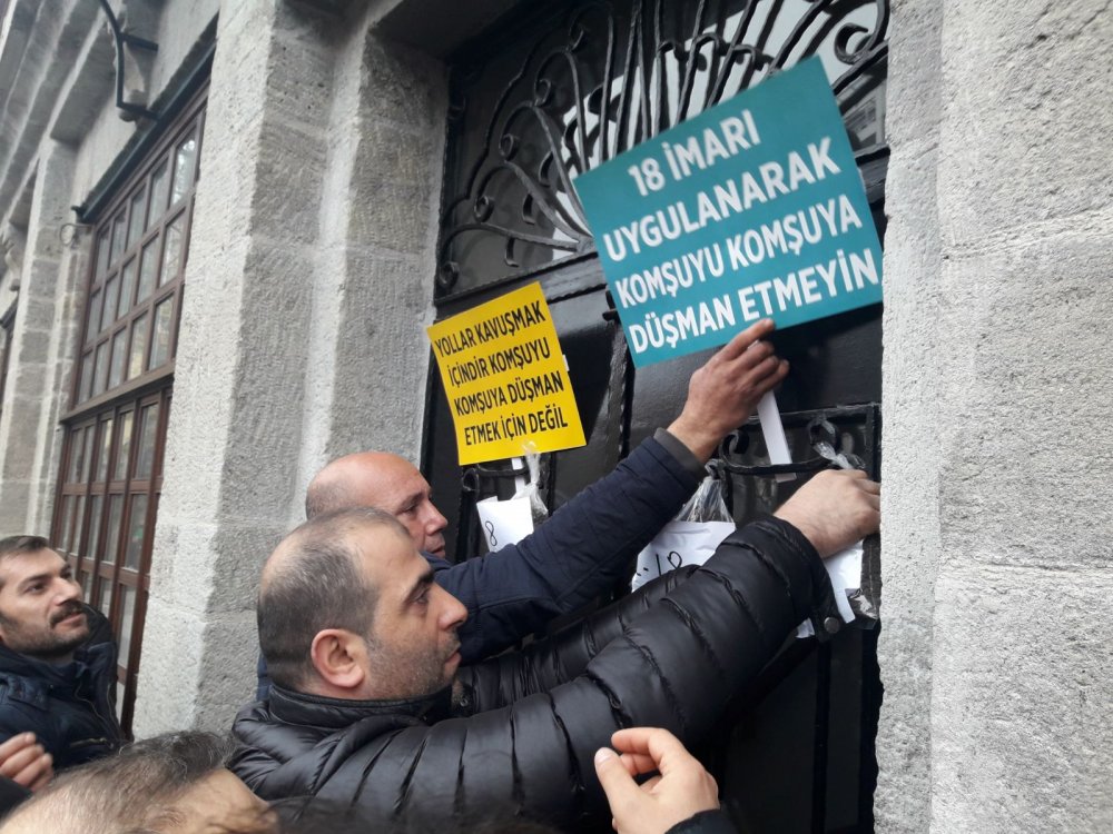 Trabzon'da C18 protestosu: Belediyenin kapısına toprak astılar