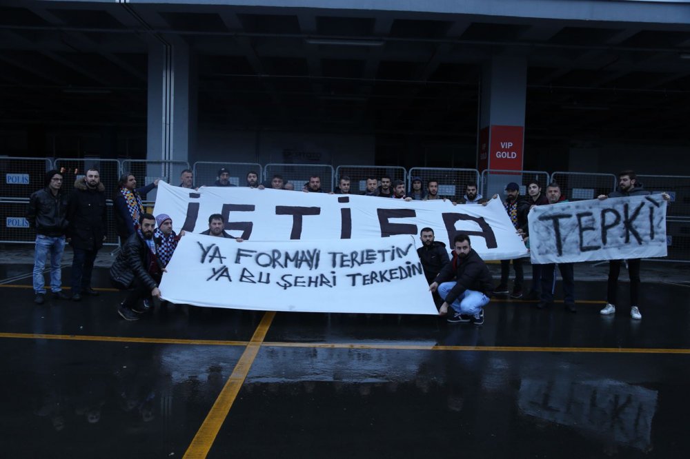 Trabzonspor taraftarından ortak isyan: Muharrem Usta ve yönetimi istifa