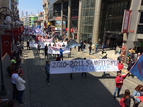Trabzon'da 1 Mayıs etkinliğinde dikkat çeken kare