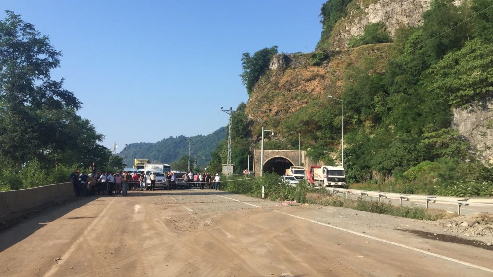 Sarp Sınır Kapısı yolunda heyelan