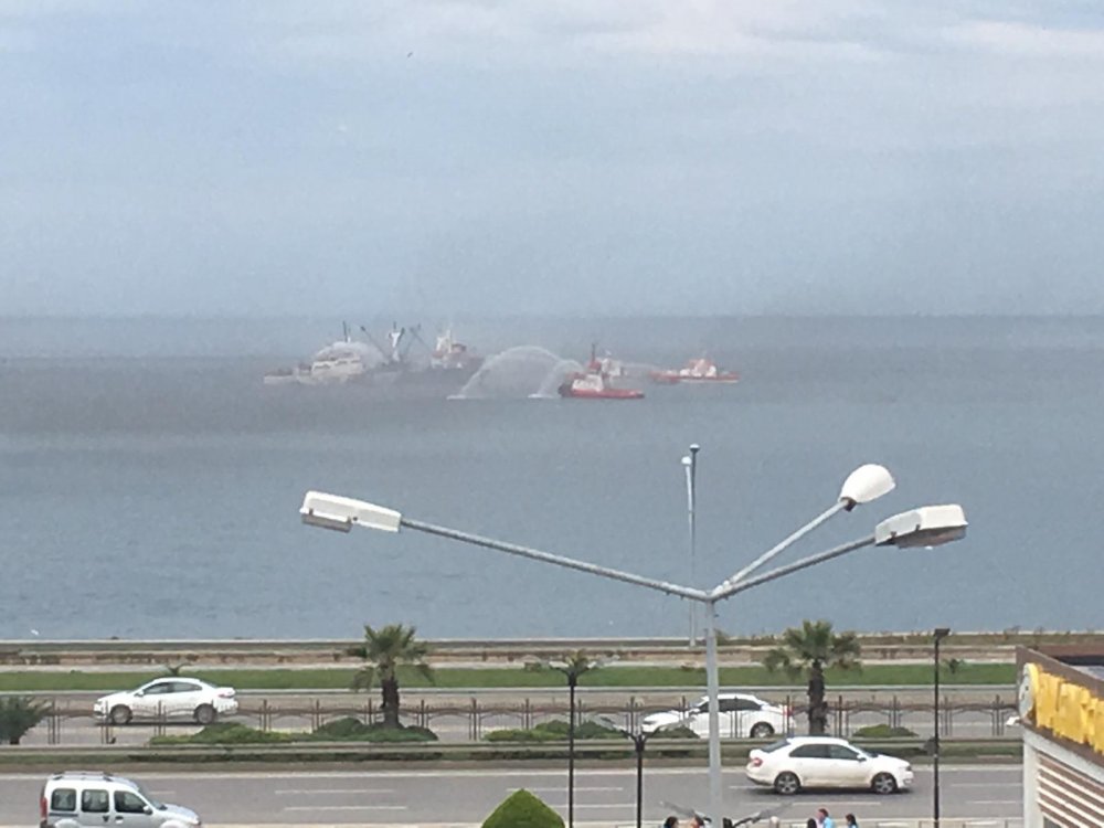 Trabzon'da Denizde gemiden dumanlar yükseldi