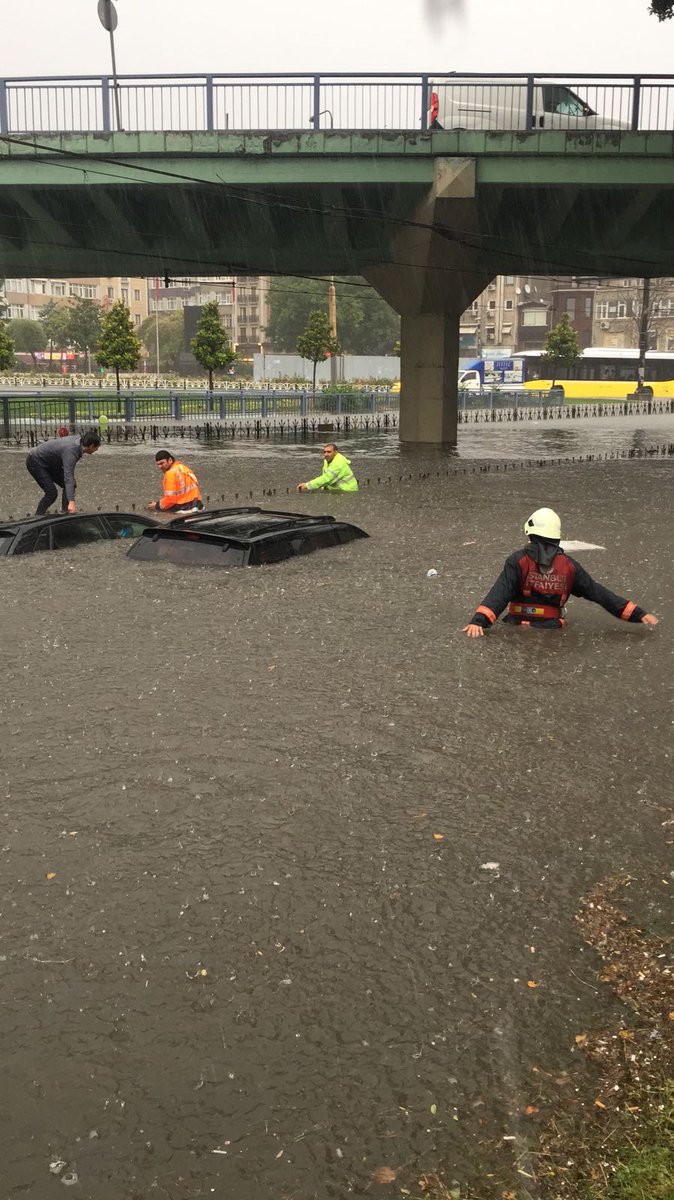 İstanbul'da yağış felaket getirdi!