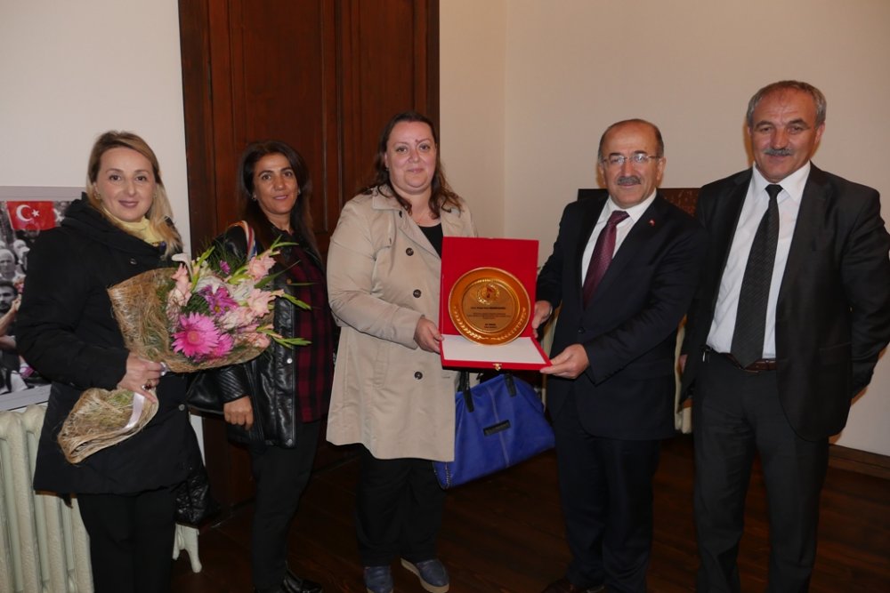 Gümrükçüoğlu, şampiyon boksörü altınla ödüllendirdi 
