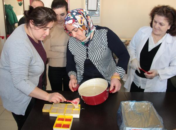 Giresun'da, Halk Eğitim Merkezi Müdürlüğü bünyesinde hediyelik eşya için fındıklı, ısırgan otlu, defneli sabun yapımı kursu açıldı.