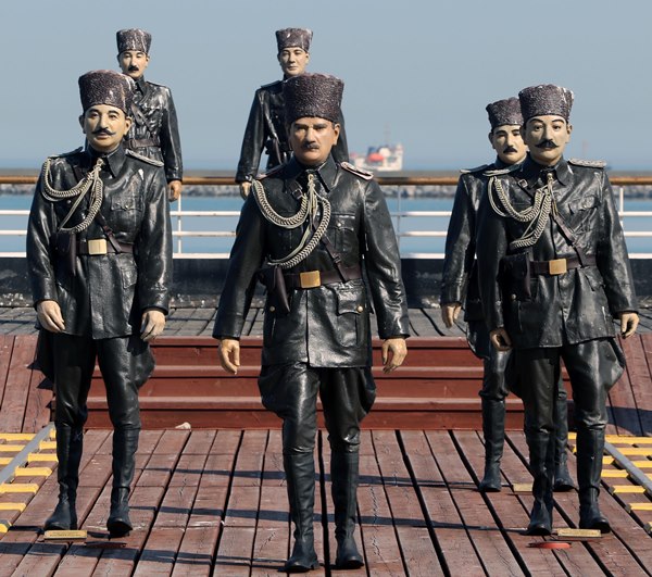 Atatürk ve 18 silah arkadaşının heykelleri bakımsız kaldı