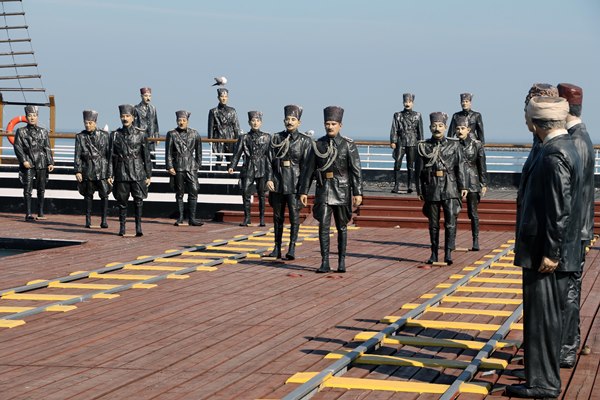 Atatürk ve 18 silah arkadaşının heykelleri bakımsız kaldı