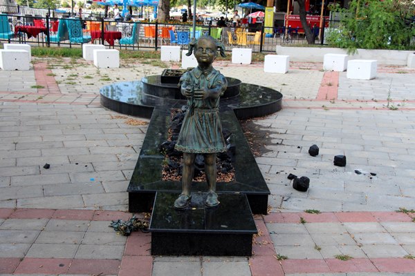 Atatürk’e çiçek veren kızın heykeline saldırı
