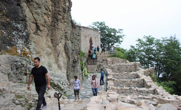 Trabzon'da Arap turistler Aya Varvara Kilisesi'ni ziyaret ediyor