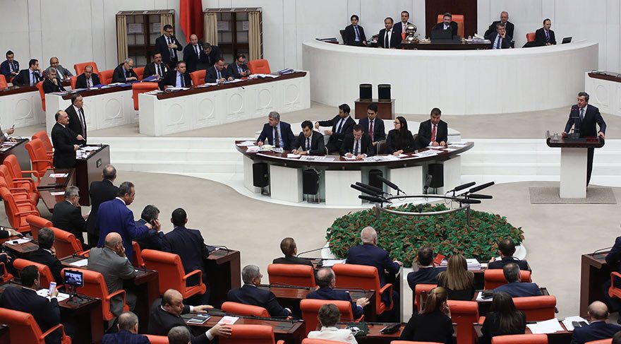 AK Partili vekil Anayasa'nın değiştirilemez maddeleri değiştirilebilir deyince meclis ayağa kalktı